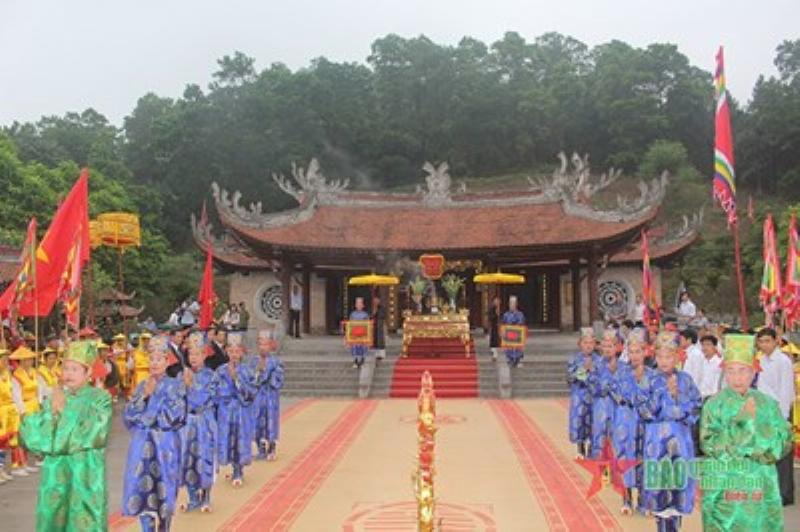 Hinh anh mo phong tin nguong tho cung cua nguoi dan Van Lang Au Lac, the hien cac le nghi cau mua hoac ton kinh than tu nhien